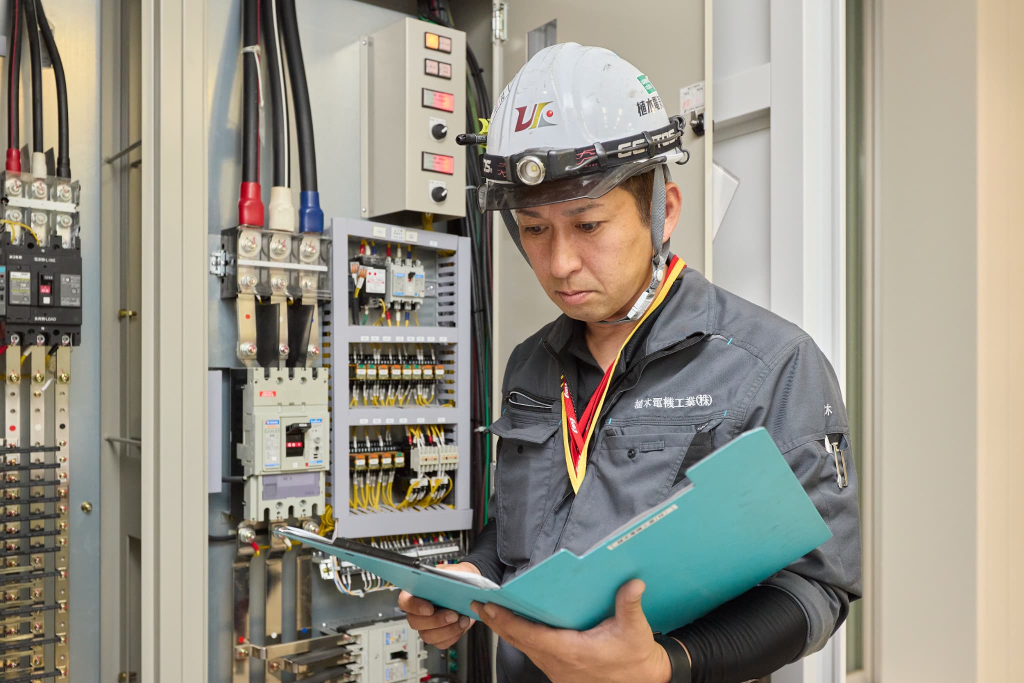 制御盤内を点検するスタッフ