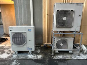 建物外に設置されたエアコンの室外機3台