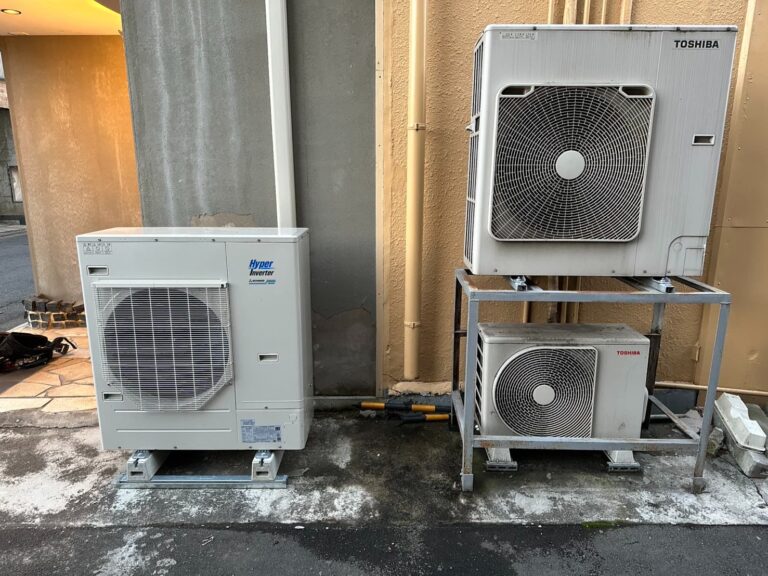 建物外に設置されたエアコンの室外機3台