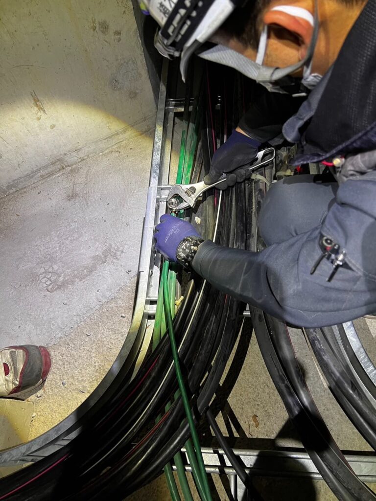 屋外に設置された分電盤の増設工事現場