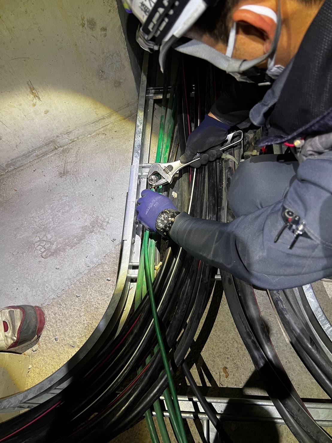 屋外に設置された分電盤の増設工事現場