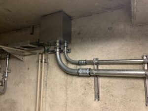 浄水場で行われた配管と電気工事の施工状況