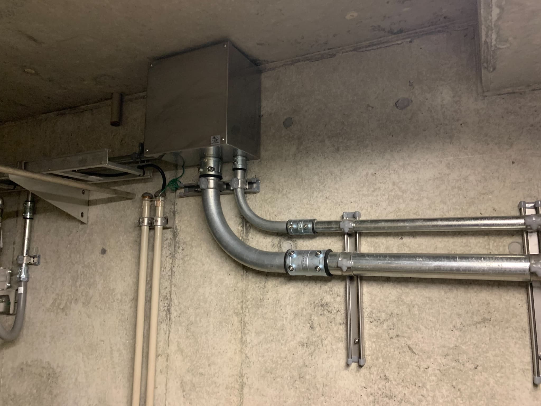 浄水場で行われた配管と電気工事の施工状況