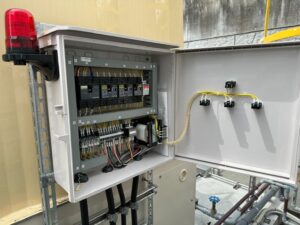 湧き水システム用の制御盤と内部配線